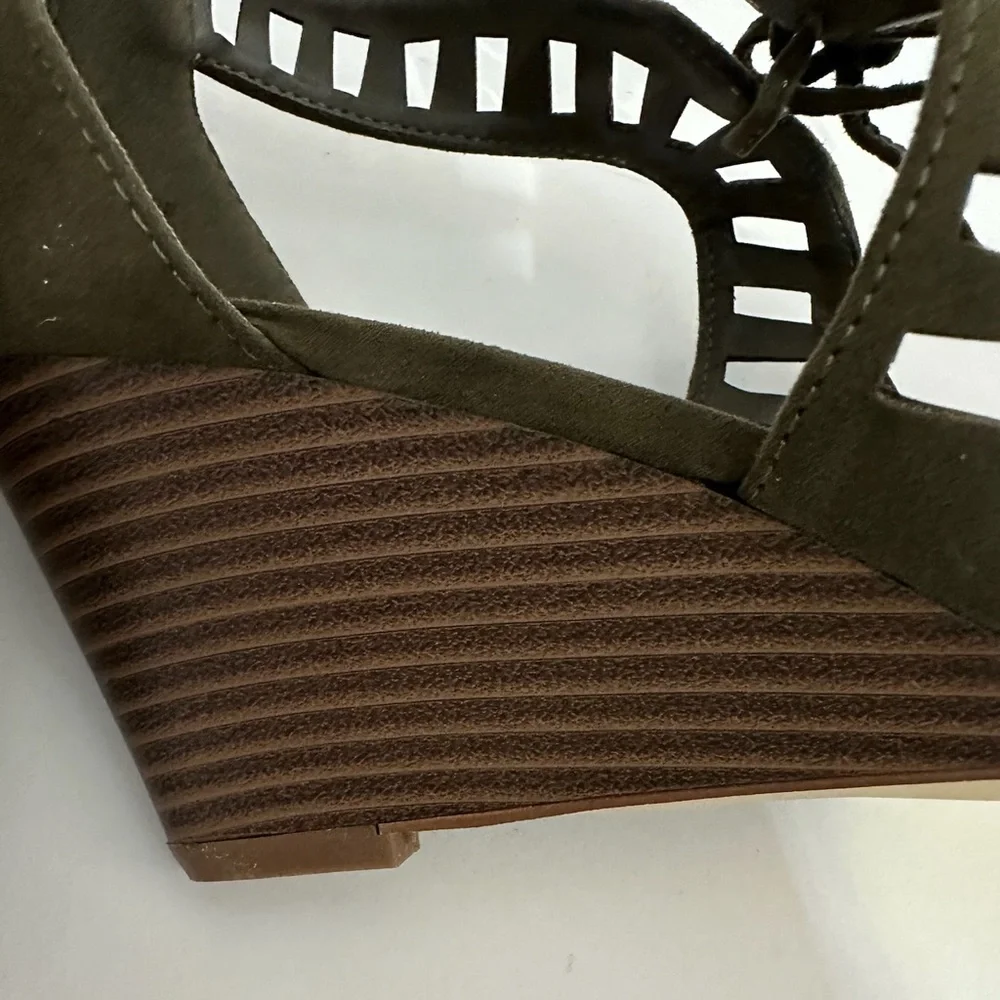 JustFab Deanna Olive Green Cutout Peep Toe Wedge Sandals Size 8.5